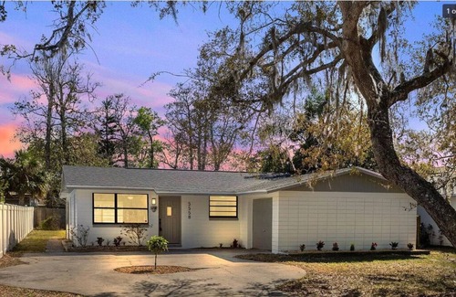 Harbor Oaks Bay Shore House | Family Fun Awaits: Kayaks, Pool Table & More Activities