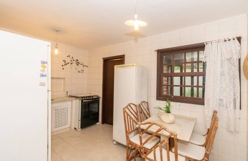 Praia Rasa House | Prime Location: Steps from the Ocean with Family-Friendly Perks