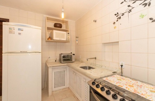 Praia Rasa House | Prime Location: Steps from the Ocean with Family-Friendly Perks
