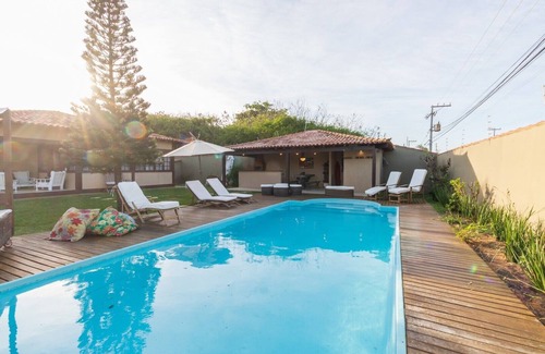 Praia Rasa House | Prime Location: Steps from the Ocean with Family-Friendly Perks