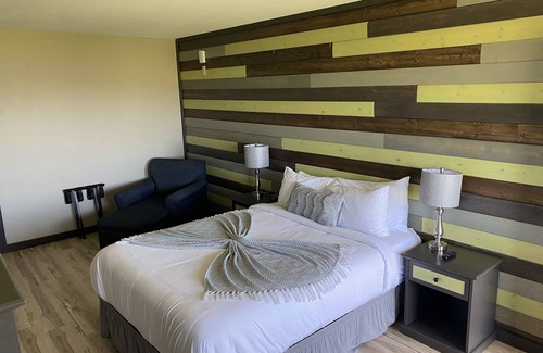 Davenport Apartment | Scenic Lake Roosevelt Views in a Modern Hotel Experience