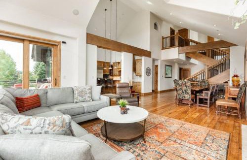 Avon House | Idyllic Lakeside Villa with Pool and Hot Tub Retreat