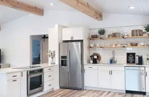 Cameron House | Serene Farm Retreat: Guest Rated 9.8 with Spa & Kitchen