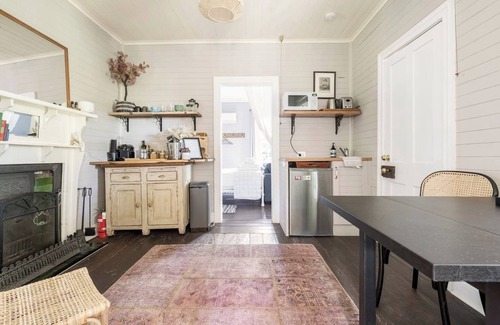 Cambewarra Cottage | Reconnect at Romantic Rose Cottage - Pet & Child Friendly