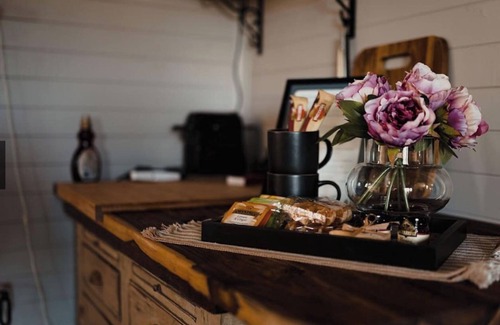 Cambewarra Cottage | Reconnect at Romantic Rose Cottage - Pet & Child Friendly