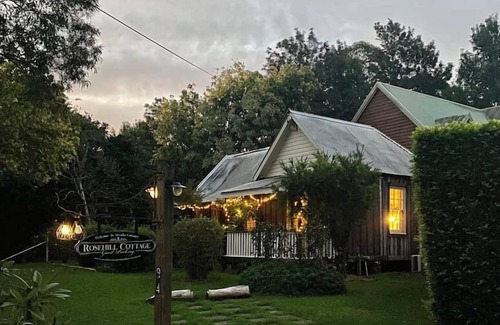 Cambewarra Cottage | Reconnect at Romantic Rose Cottage - Pet & Child Friendly