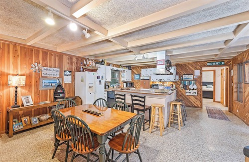Parsons Cabin | Relaxing Tennessee River Cabin: Pet-Friendly Getaway Awaits