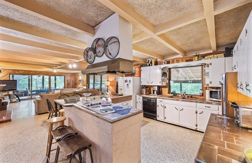Parsons Cabin | Relaxing Tennessee River Cabin: Pet-Friendly Getaway Awaits