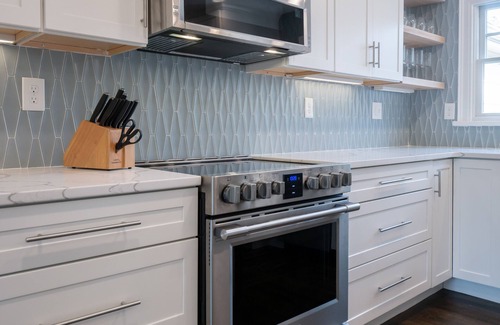 Fifth Ward Apartment | Unreal Newport Getaway: Oceanfront Bliss for Families!