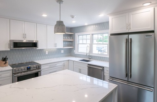 Fifth Ward Apartment | Unreal Newport Getaway: Oceanfront Bliss for Families!