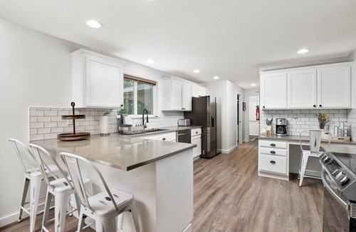 Dundee House | Prime Location with Hot Tub & Patio, Steps from Dundee