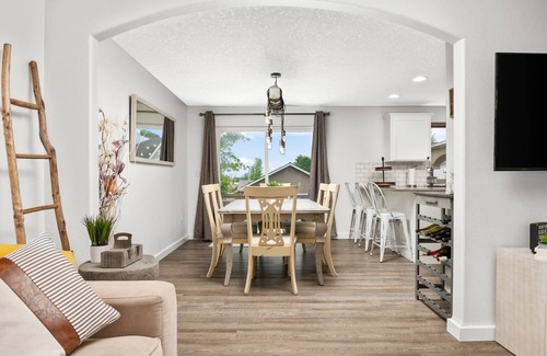 Dundee House | Prime Location with Hot Tub & Patio, Steps from Dundee