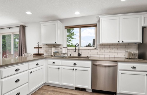 Dundee House | Prime Location with Hot Tub & Patio, Steps from Dundee