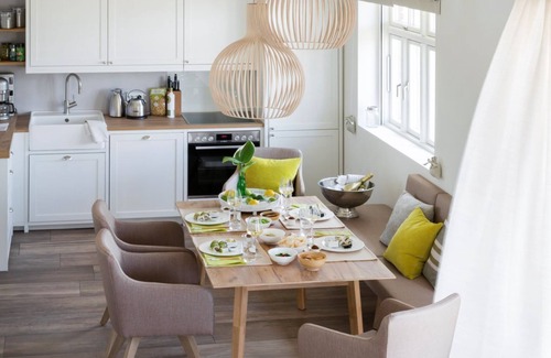 Nieby House | Unser Malerhaus: Oceanfront Escape for 4-5 Guests