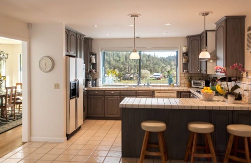 Graton House | Breathtaking Vineyard Estate with Spa and Hot Tub Retreat
