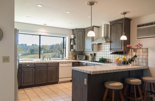 Graton House | Breathtaking Vineyard Estate with Spa and Hot Tub Retreat
