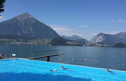 Merligen Apartment | Rooms with Scenic Lake Views for Family Getaways