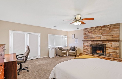 Flagstaff Cabin | Relax at Pinecone Manor: Pool, Breakfast & Family Fun!