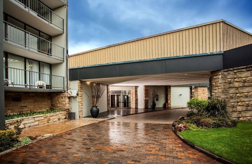 Maseru Apartment | Relax in Maseru: Garden Views & Inviting Pool Awaits!