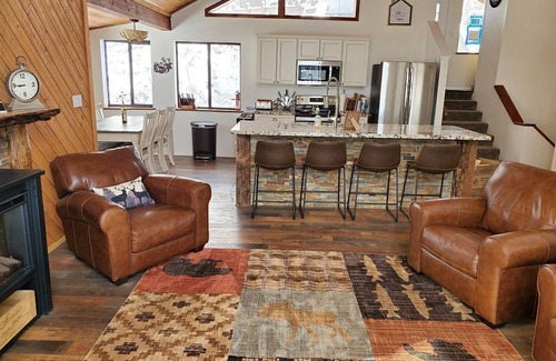 Strawberry Cabin | Relax and Discover Panoramic Views with Family-Friendly Amenities