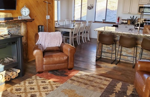 Strawberry Cabin | Relax and Discover Panoramic Views with Family-Friendly Amenities