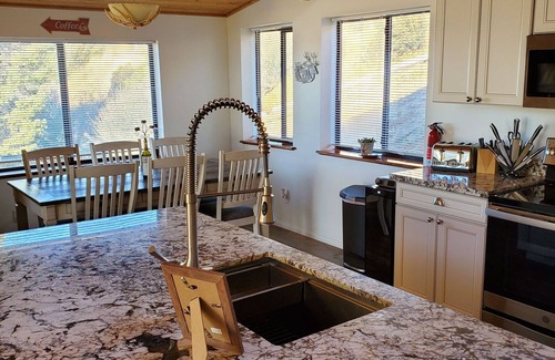Strawberry Cabin | Relax and Discover Panoramic Views with Family-Friendly Amenities