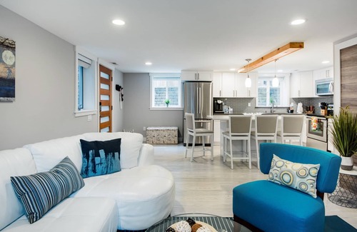 Kirkland Apartment | Relax in a Modern Kirkland Suite with Full Kitchen Access