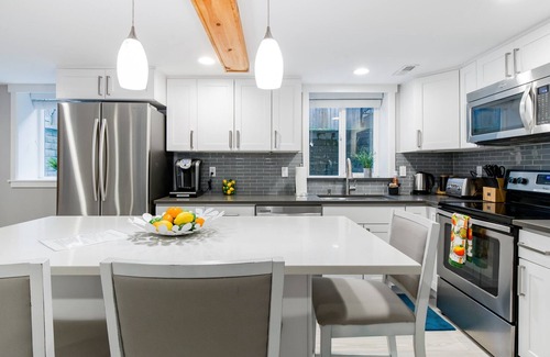 Kirkland Apartment | Relax in a Modern Kirkland Suite with Full Kitchen Access