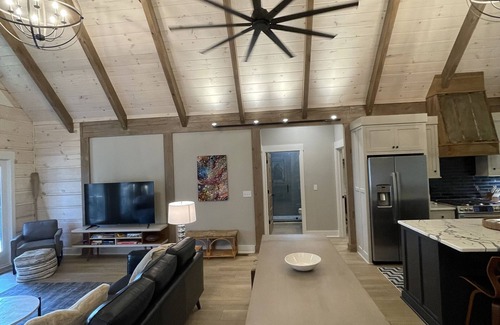 Guntersville Cabin | New Log Cabin Retreat: Lake View with Dock Access