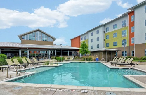 McNeil Hotel | Relax at Our Austin Resort with Full Kitchen & BBQ Area