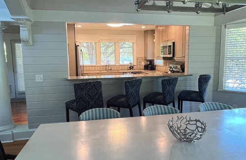 The Hammocks Cottage | Unwind at Wind Rose 3-bedroom cottage on beautiful BHI with pool, fitness, bbq!