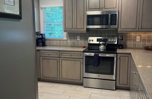 The Hammocks Cottage | Unwind at Wind Rose 3-bedroom cottage on beautiful BHI with pool, fitness, bbq!