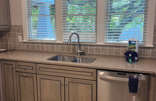 The Hammocks Cottage | Unwind at Wind Rose 3-bedroom cottage on beautiful BHI with pool, fitness, bbq!