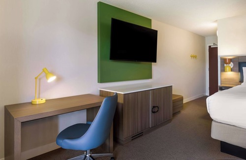 Oyster Point Resort | Relax by the Bay: Pet-Friendly Hotel with Scenic Views