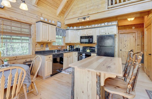Unaka Cabin | Wanderlust Cabin: Cozy Retreat with Mountain Views