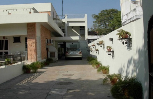 Adarsh Nagar House | Relax in a Cozy Bungalow with Complimentary Breakfast