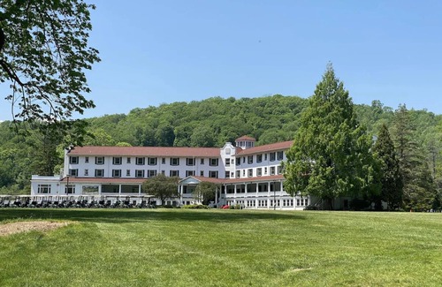Shawnee On Delaware House | Unwind in a Quaint Room Nestled Along the Delaware River | Golf & Spa Escape