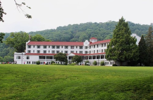 Shawnee On Delaware House | Unwind in a Quaint Room Nestled Along the Delaware River | Golf & Spa Escape
