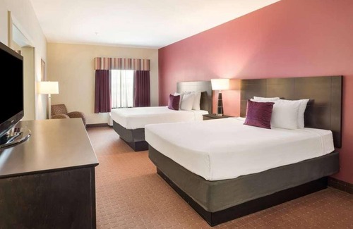 Saint Landry Hotel | Relax at Knights Inn Bunkie: Pool, Breakfast & Free Parking!