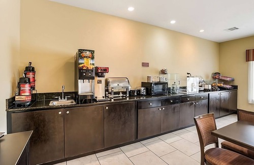 Saint Landry Hotel | Relax at Knights Inn Bunkie: Pool, Breakfast & Free Parking!