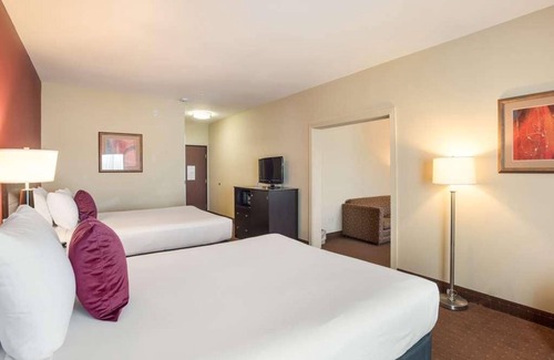 Saint Landry Hotel | Relax at Knights Inn Bunkie: Pool, Breakfast & Free Parking!