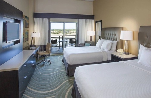 Lakeway Hotel | Relax and Enjoy Free Parking with Outdoor Pool Access!