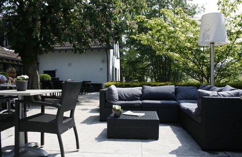Lekkerkerk Hotel | Unwind with Terrace Dining, Seasonal Pool & Free Parking in Lekkerkerk