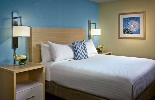 Blue Ash Hotel | Relax in Cincinnati: Kitchen, Free Breakfast & Pet-Friendly!