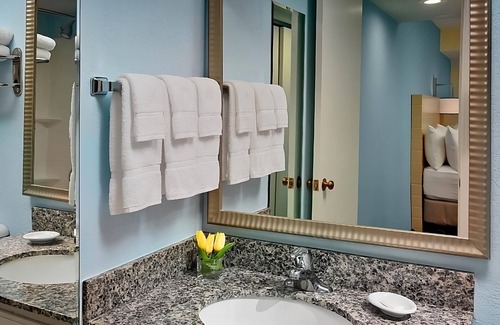 Blue Ash Hotel | Relax in Cincinnati: Kitchen, Free Breakfast & Pet-Friendly!