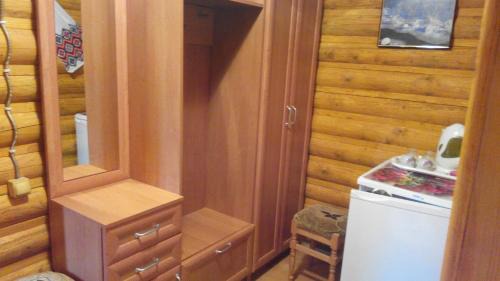 Karpaty Cabin | Top-Rated Uoksany: Family-Friendly with Hot Tub & Kitchen