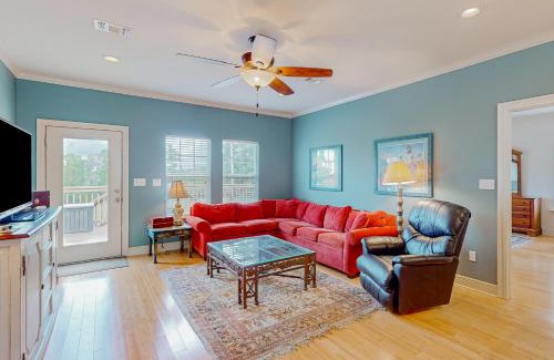 Shoreline Park House | Explore Up a Lazy River: Family and Pet-Friendly Escape