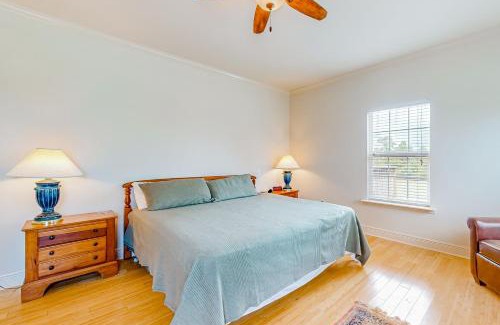 Shoreline Park House | Explore Up a Lazy River: Family and Pet-Friendly Escape