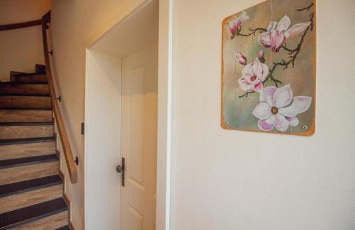 Upleward Apartment | Pet-Friendly Retreat: Up Besöök - Magnolie with Sauna