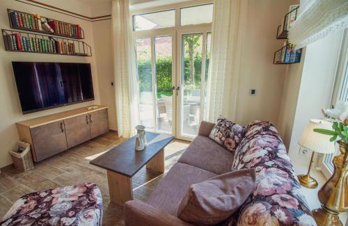 Upleward Apartment | Pet-Friendly Retreat: Up Besöök - Magnolie with Sauna